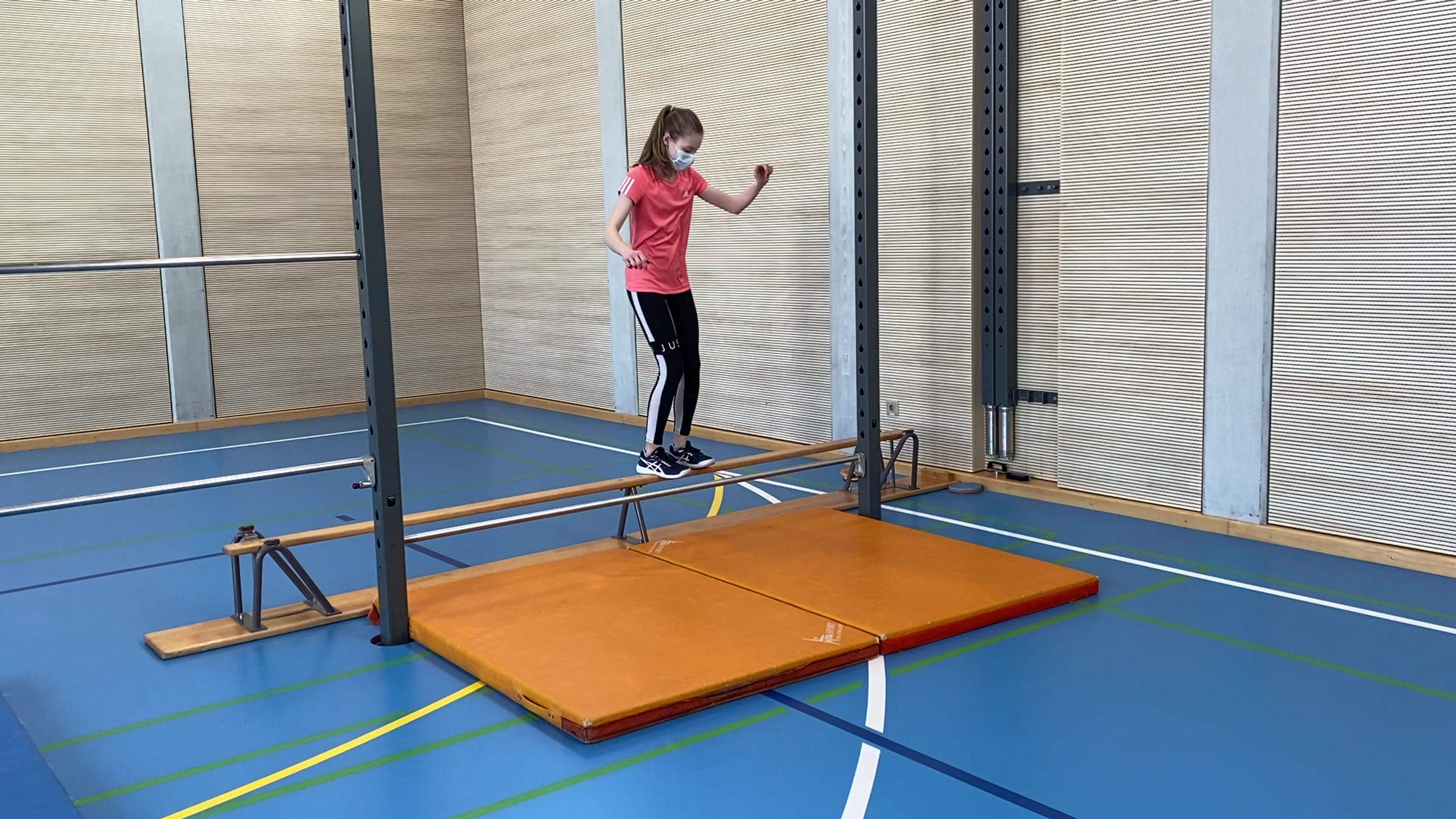 s1d_4x 180°-sprunge auf bank und stange